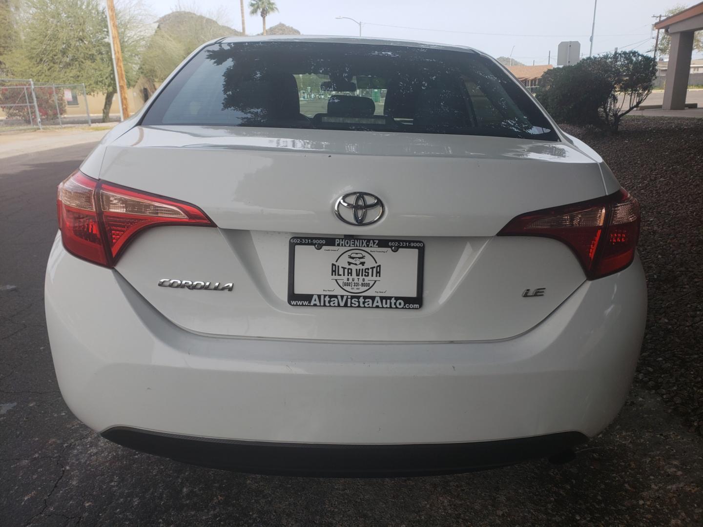 2019 WHITE /gray and black Toyota Corolla le (5YFBURHEXKP) with an 1.8L L4 DOHC 16V engine, 5-Speed Automatic transmission, located at 323 E Dunlap Ave., Phoenix, AZ, 85020, (602) 331-9000, 33.567677, -112.069000 - 2019 Toyota Corolla LE,...... Ice cold A/C, No accidents, Power everything, Stereo/cd player, Phone sync, Bluetooth, Backup camera, Clean Gray and Black interior with black cloth seats in near perfect condition, power windows, power door locks, clean Arizona title, Runs and Drives Excellent. Very cl - Photo#7